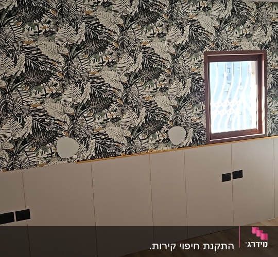 חדר עם טפט על הקיר ורצפת פרקט